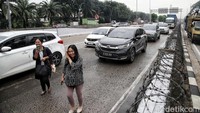 Kemacetan panjang itu terjadi akibat tingginya aktivitas bongkar muat di pelabuhan.