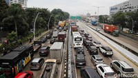 Arus lalu lintas yang mengarah ke Tanjung Priok macet panjang. Sementara arah sebaliknya ramai lancar.