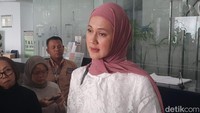 Ibu dua anak itu mengadukan adanya dugaan pelanggaran kode etik oleh Majelis Hakim Pengadilan Agama Jakarta Selatan terkait putusan permohonan cerai Baim Wong. Foto: Pingkan/detikcom