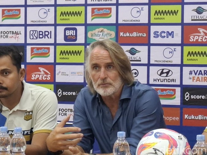 Pelatih Dewa United, Jan Olde Rienkerink, jumpa pers usai laga melawan PSS Sleman di Stadion Maguwoharjo, Sleman, Kamis (17/4/2025) malam.