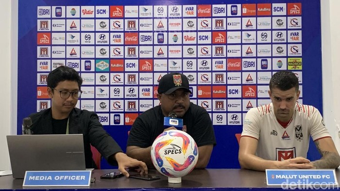 Pelatih Malut United Imran Nahumarury saat konferensi pers jelang lawan PSBS Biak.