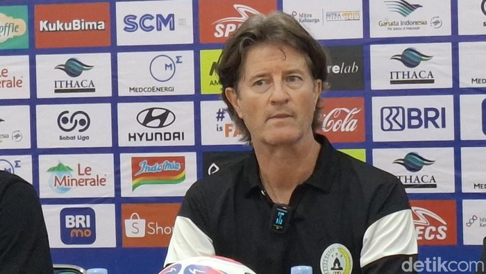 Pelatih PSS, Pieter Huistra, saat jumpa pers seusai menghadapi Dewa United di Stadion Maguwoharjo, Sleman, Kamis (17/4/2025) malam.