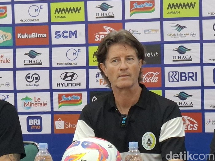 Pelatih PSS, Pieter Huistra, saat jumpa pers seusai menghadapi Dewa United di Stadion Maguwoharjo, Sleman, Kamis (17/4/2025) malam.