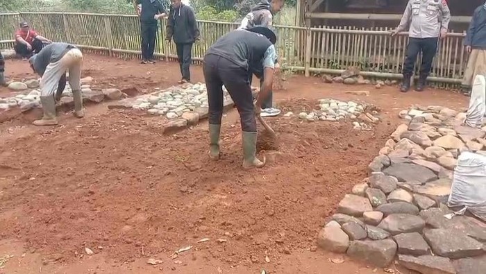 Pembongkaran makam keramat palsu di Cianjur