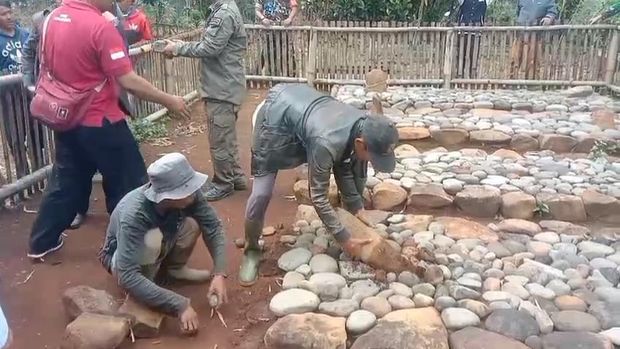 Pembongkaran makam keramat palsu di Cianjur