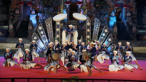 Penampilan salah satu duta kecamatan dalam Lomba Baleganjur Tingkat Remaja dalam Pekan Budaya Gianyar, Rabu (16/4/2025) malam. Lomba digelar di Open Stage Balai Budaya Gianyar. (Dok. Pemkab Gianyar)