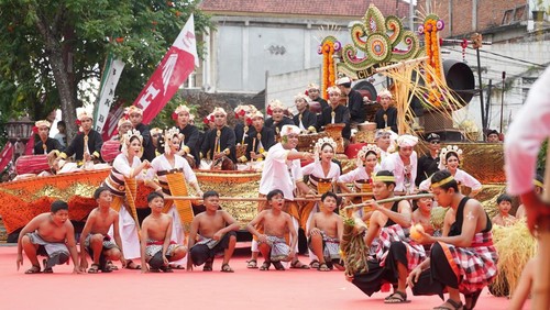 Penampilan salah satu duta kesenian dalam pawai budaya di panggung terbuka Balai Budaya Gianyar, Kamis (17/4/2025). (Foto: Dok. Pemkab Gianyar)