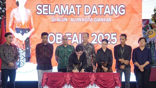 Pengukuhan Forum Komunikasi Bursa Kerja Khusus (FK-BKK) serangkaian Job Fair 2025 di Alun-Alun Gianyar, Rabu, (16/4/2025). (Dok. Pemkab Gianyar)