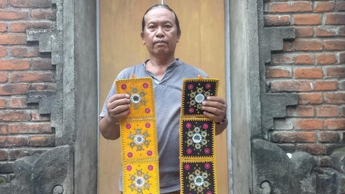 Pengusaha lamak (hiasan di palinggih), Made Sukiana, di Desa Sarimekar, Buleleng, Bali, Senin (14/4/2025).