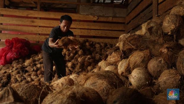 Penjualan kelapa parut di kawasan Kramat Jati, Jakarta, Kamis (17/4/2025). (CNBC Indonesia/Muhammad Sabki)