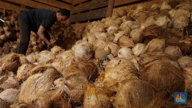 Penjualan kelapa parut di kawasan Kramat Jati, Jakarta, Kamis (17/4/2025). (CNBC Indonesia/Muhammad Sabki)