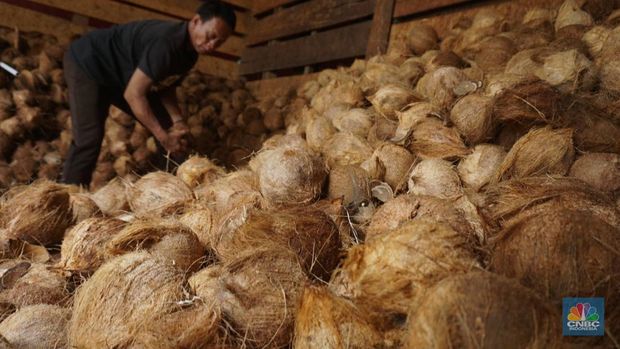 Penjualan kelapa parut di kawasan Kramat Jati, Jakarta, Kamis (17/4/2025). (CNBC Indonesia/Muhammad Sabki)