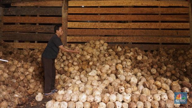 Penjualan kelapa parut di kawasan Kramat Jati, Jakarta, Kamis (17/4/2025). (CNBC Indonesia/Muhammad Sabki)