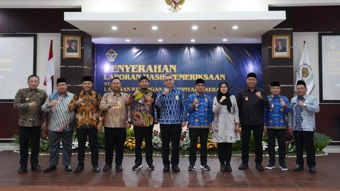 Penyerahan Opini Wajar Tanpa Pengecualian oleh BPK kepada 10 Pemkab di Jawa Timur.