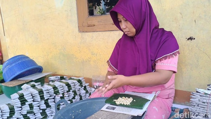 Perajin tempe mendoan yang menggunakan bahan baku kedelai impor dari Amerika di Desa Pliken, Kecamatan Kembaran, Kabupaten Banyumas, Kamis (17/4/2025).