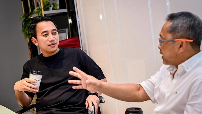 Presiden Persela, Fariz Julinar Maurisal bersama Aji Santoso
