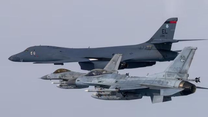 A U.S. Air Force B-1B bomber and South Korean KF-16 fighter jets take part in a joint air drill in South Korea, March 3, 2023. The South Korean Defence Ministry/Handout via REUTERS/File Photo Purchase Licensing Rights