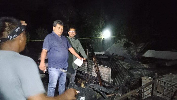Petugas kepolisian saat olah TKP di lokasi kebakaran. (Dok. Polres Sergai)