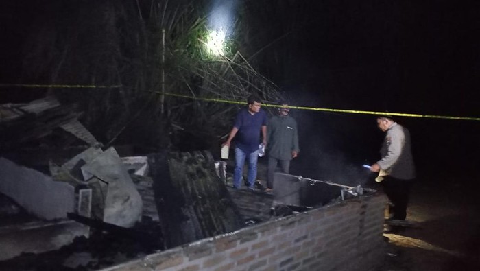 Petugas kepolisian saat olah TKP di lpkasi kebakaran. (Foto: Dok. Polres Sergai)