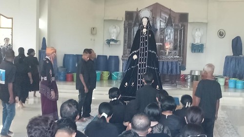 Peziarah mengikuti prosesi cium Tuan Ma atau patung Bunda Maria di Kapela Tuan Ma Larantuka, Flores Timur, Kamis (17/4/2025). (Yurgo Purab/detikBali)