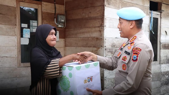 Polda Kalsel dan Polres Barito Kuala serahkan bantuan sembako ke warga menengah ke bawah.