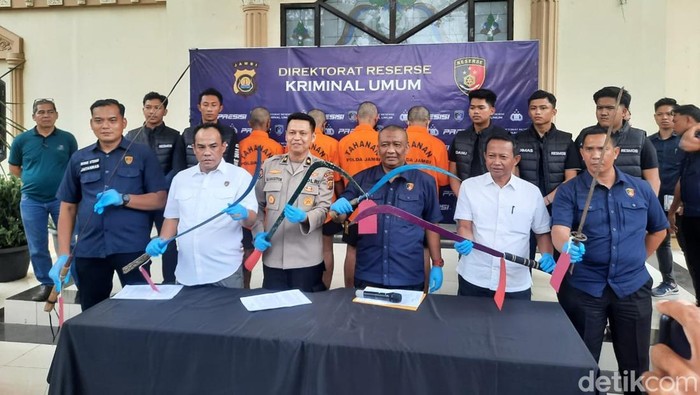 Polisi menangkap 5 remaja saat hendak tawuran bersajam di Jambi