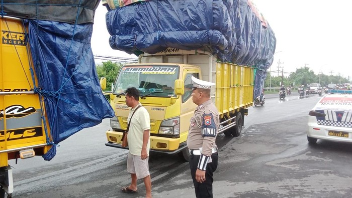 Polisi menilang truk langgar jam operasional di Gresik