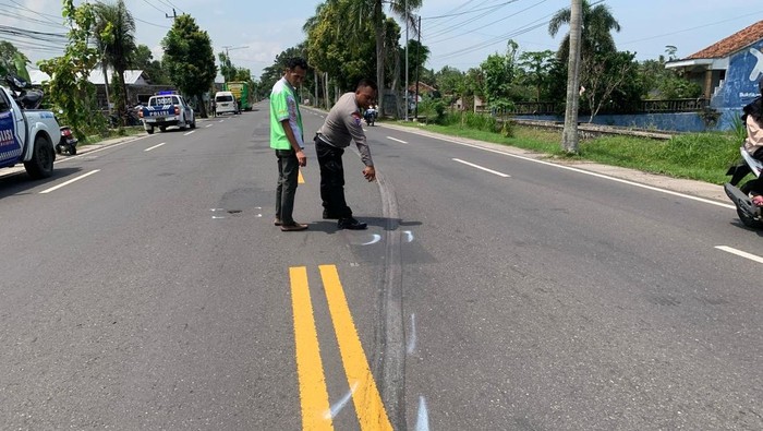 Polisi menunjukkan TKP kecelakaan maut di Jalan Wates-Purworejo, Demen, Temon, Kulon Progo, Kamis (17/4/2025).