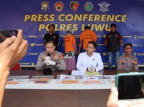 Tangis Sesenggukan Wanita Calo Penerimaan Polri di Luwu Saat Berbaju Tahanan