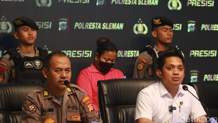 Polresta Sleman menangkap wanita inisial FR (37), seorang ibu tiri yang menganiaya anaknya di Sleman, Kamis (17/4/2025).