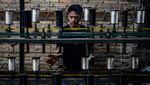 Potret Kesibukan Industri Rumahan Benang Rajut di Tangerang