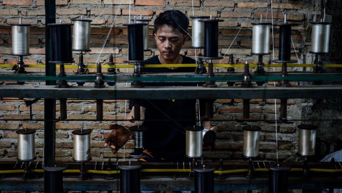 Pekerja memintal benang menggunakan mesin di Sepatan, Kabupaten Tangerang, Banten, Rabu (16/4/2025).Industri benang rumahan tersebut dapat memproduksi sebanyak 100 kilogram benang rajut dalam sehari untuk memenuhi kebutuhan UMKM rajut dan telah dipasarkan ke berbagai daerah seperti Surabaya, Bali dan Papua. ANTARA FOTO/Putra M. Akbar/rwa.