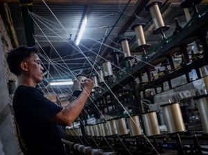 Potret Kesibukan Industri Rumahan Benang Rajut di Tangerang