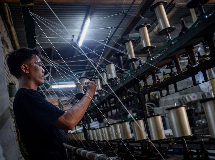 Potret Kesibukan Industri Rumahan Benang Rajut di Tangerang