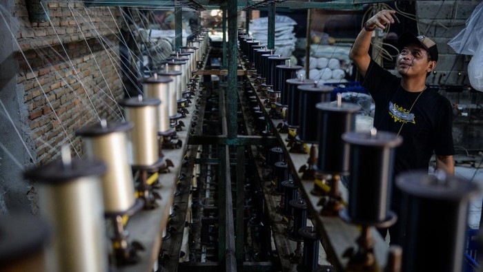 Pekerja memintal benang menggunakan mesin di Sepatan, Kabupaten Tangerang, Banten, Rabu (16/4/2025).Industri benang rumahan tersebut dapat memproduksi sebanyak 100 kilogram benang rajut dalam sehari untuk memenuhi kebutuhan UMKM rajut dan telah dipasarkan ke berbagai daerah seperti Surabaya, Bali dan Papua. ANTARA FOTO/Putra M. Akbar/rwa.