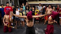 Banyak umat Katolik Filipina melakukan penebusan dosa keagamaan selama seminggu menjelang Minggu Paskah sebagai bentuk ibadah dan permohonan.  