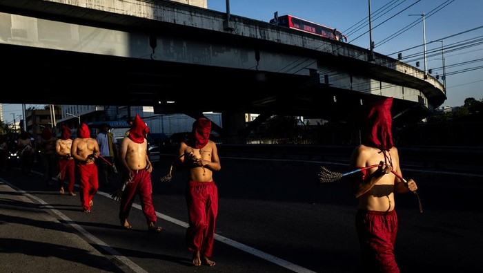 Potret Umat Katolik Filipina Memperingati Penyaliban Yesus People watch as Filipino penitents perform self-flagellation on Maundy Thursday in Mandaluyong City, Metro Manila, Philippines, April 17, 2025. REUTERS/Eloisa Lopez