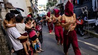 Umat Katolik berjalan tanpa alas kaki dan mencambuk punggung mereka menggunakan tongkat bambu di bawah terik panas selama berjam-jam sebagai tanda pertobatan atas dosa-dosa mereka. Beberapa membawa salib kayu yang berat di punggung mereka sambil didorong oleh sesama umat Katolik dalam peragaan ulang penderitaan Yesus Kristus. 