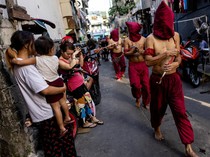 Video: Kala Umat Katolik Filipina Cambuk Diri untuk Peringati Penyaliban Yesus