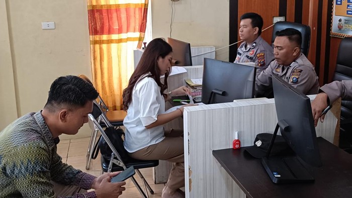 Pramugari Wings Air saat membuat laporan di Polres Nias.