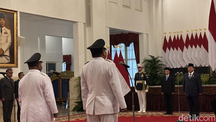 Presiden Prabowo Subianto resmi melantik Gubernur Bangka Belitung Hidayat Arsani-Wakil Gubernur Hellyana dan Gubernur Papua Pegunungan John Tabo dan Wakil Gubernur Ones Pahabol. (Firda/detikcom)