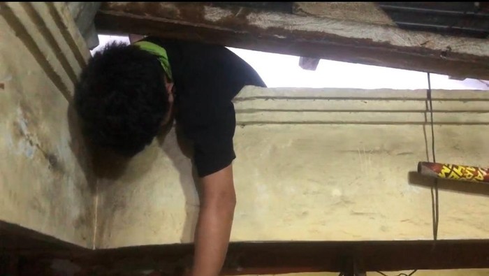 Pria di Bengkulu lemas terjepit atap