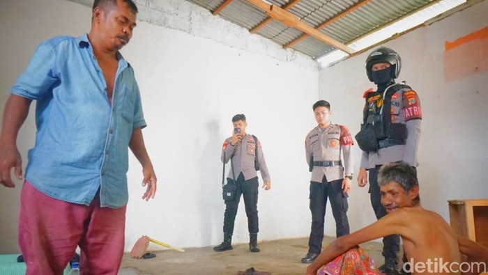 Pria tunawisma dievakuasi polisi usai ditemukan telantar dan sakit dalam rumah kosong.