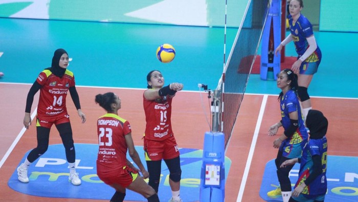 Laga pembuka Final Four seri antara Pertamina Enduro vs Jakarta Electric PLN di GOR Jayabaya Kediri