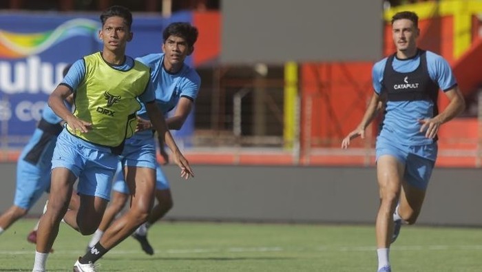 Skuad PSIS saat menjalani sesi latihan di Stadion Haji Agus Salim.