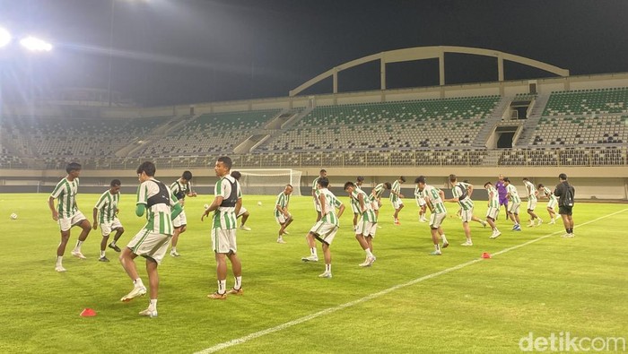 Official training PSS Sleman jelang menghadapi Dewa United di Stadion Maguwoharjo, Sleman, Rabu (16/4/2025).