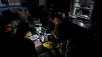 Sementara itu, luma Energy, yang mendistribusikan listrik, mengatakan lebih dari 1,1 juta pelanggan tidak memiliki layanan hingga pukul 20.25 waktu setempat. Dikatakan bahwa mereka sedang berupaya mengidentifikasi penyebab masalah tersebut.  