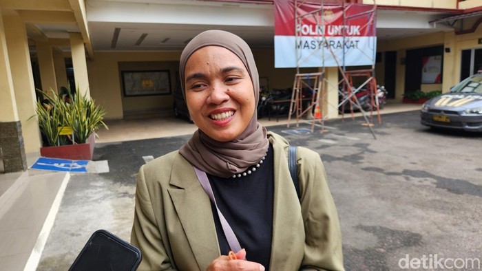 Rahmi Sofiya (39) korban yang kehilangan sepeda saat diparkir di bike rack Stasiun MRT Setiabudi. (Adrial/detikcom)