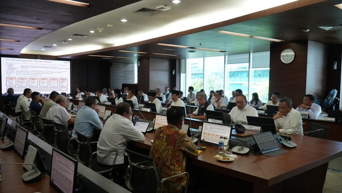 Rakor percepatan penyediaan sarana-prasarana Sekolah Rakyat, dipimpin oleh Mensesneg Prasetyo Hadi, di Kantor Kementerian PU, Senin (14/4/2025) dihadiri Mensos Gus Ipul, Menteri PU Dody Hanggodo, dan perwakilan Kementerian BUMN.