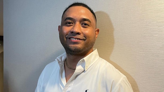 Rayen Pono menuntut Ahmad Dhani setelah nama marganya diplesetkan menjadi Porno, ini alasannya.